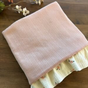 Copertina maglia rosa e mussola fiorellini ricamati